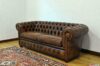 Sofa mit Knöpfen