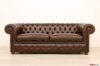 Dunkelbraunes Chesterfield-Sofa aus Leder mit vermessingten Nägeln