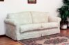 Klassisches Sofa mit geschwungener Rückenlehne