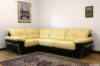Gelbes und braunes Ecksofa