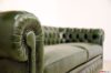 Handgeschmiedete, gealterte Messingnägel des Chesterfield-Sofas