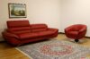 Modernes rotes Wohnzimmer mit Drehsessel
