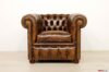 Kleiner Chesterfield-Sessel mit Nägeln in den Armlehnen