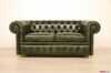 Chesterfield Sofa mit goldenen Füßen