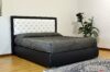 Schwarzes und weißes Lederbett mit Schwalbenschwänzen