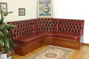 Design-Sofa in Vintage Capitonné mit Stauraum unter dem Sitz