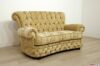 Chesterfield-Sofa mit hoher Rückenlehne aus beigem Damaststoff