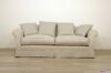 Klassisches Sofa mit Daunenkissen