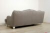 Rückseite des Sofas mit sichtbaren Füßen