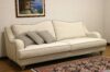 Klassisches cremefarbenes Sofa mit kontrastierender Bordüre