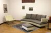 Wohnzimmer mit geschwungenem Sofa und Sessel barcelona
