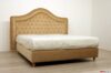 Gepolstertes Doppelbett mit klassischem Capitonné-Kopfteil