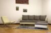 Wohnzimmer mit Barcelona-Sessel und modernem Sofa