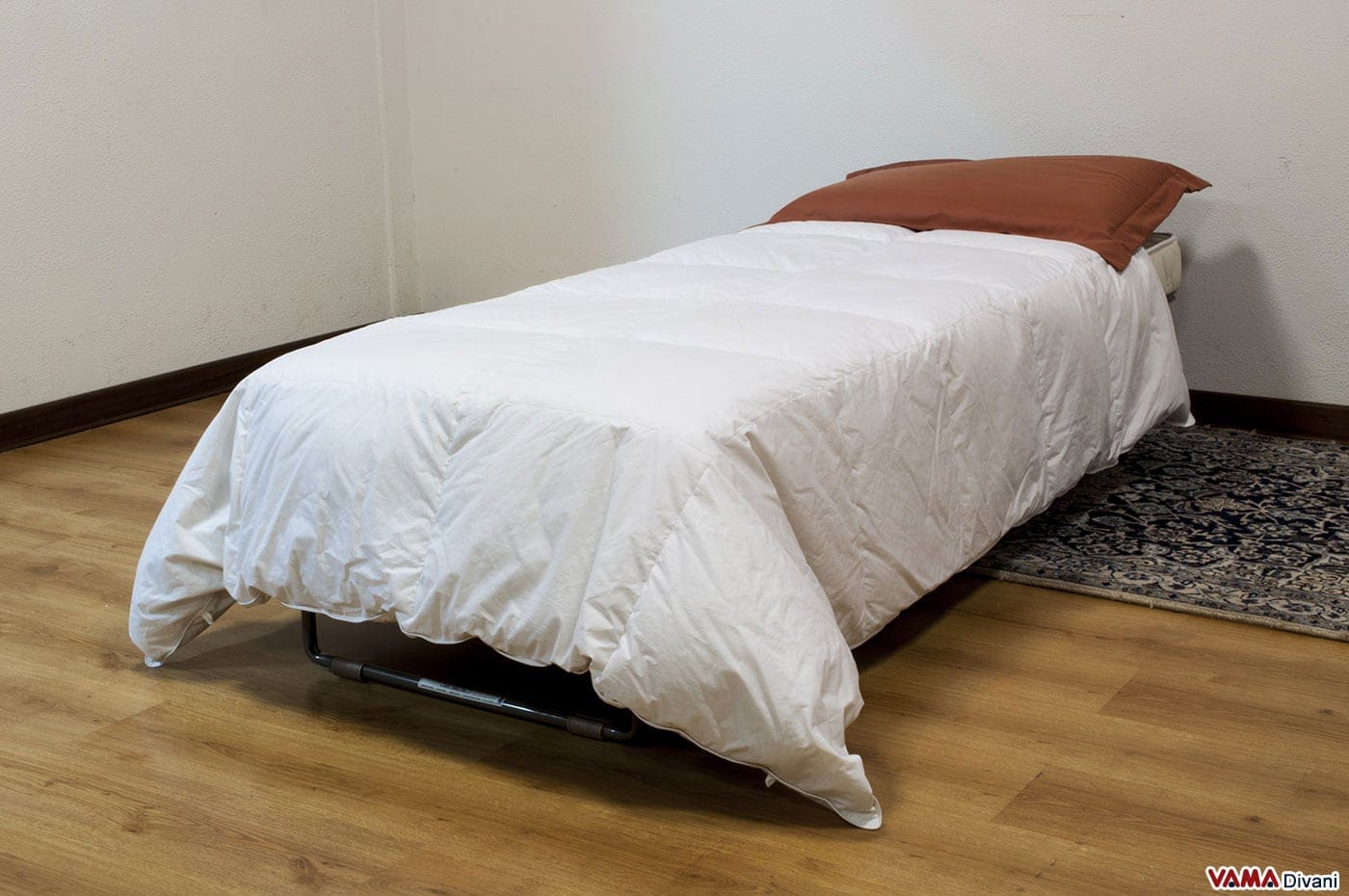 Geöffneter Schlafhocker mit Einzelbett