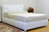 Weißes Bett in modernem Design