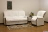 Weißes Ledersofa und Sessel mit sichtbaren Holzdetails