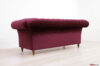 Hinter dem Winchester-Sofa aus auberginefarbenem Samt