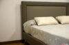 Bett mit hohen verchromten Stahlfüßen