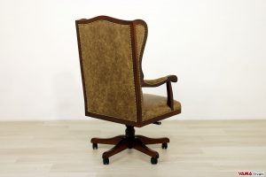 Rückenlehne eines Bürostuhls aus Holz und Leder