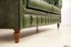 Holzfuß des Chesterfield-Sofas hoch über dem Boden