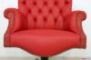 Bequemer, mit rotem Leder gepolsterter Sitz