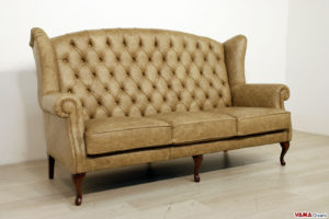 3-Sitzer Bergère King Sofa mit hoher Capitonné-Rückenlehne in beigem Leder