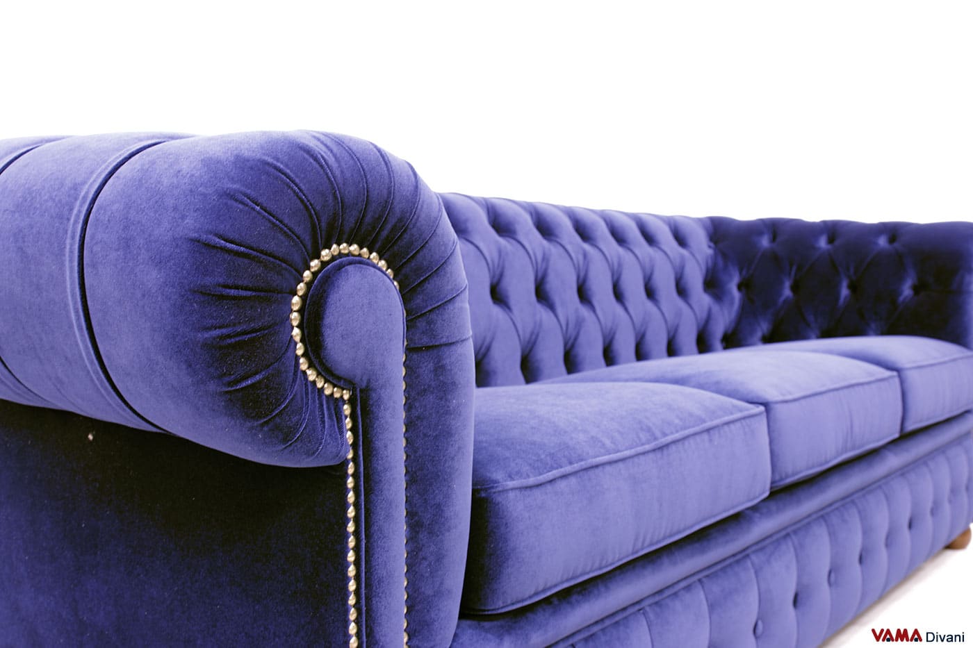 Armlehne Chesterfield Sofa blauer Samt mit Messingnägeln