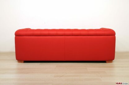 Hinter dem roten 3-Sitzer-Ledersofa