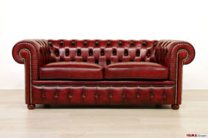 Maßgeschneidertes Chesterfield-Sofa mit Nägeln