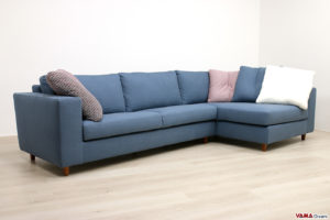 Hellblaues, modernes Sofa nach Maß mit großen Polstern