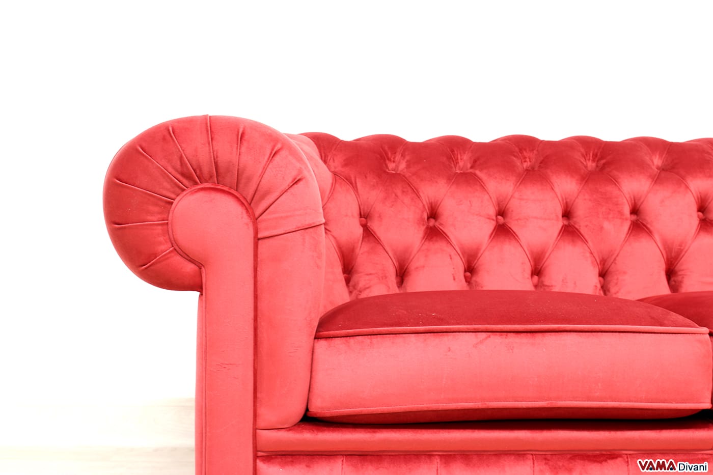 Vorderseite der Armlehne des Chesterfield-Sofas aus rotem Synthetiksamt
