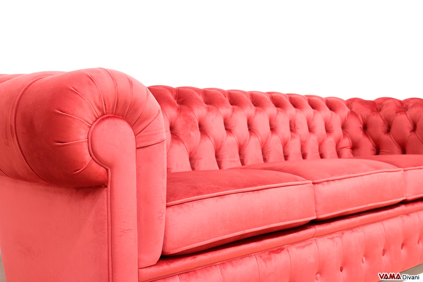 Detail der Armlehne des Chesterfield-Sofas aus rotem Samt