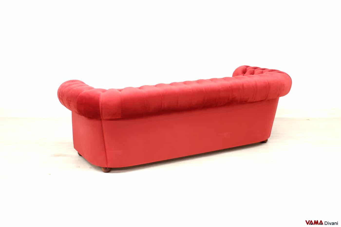 Rückansicht des 3-Sitzer Chesterfield-Sofas aus rotem Synthetiksamt