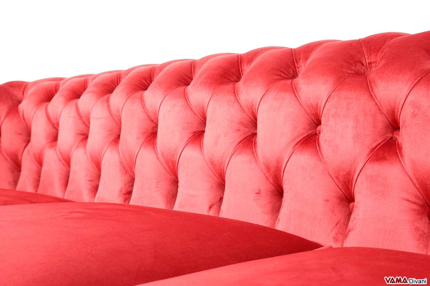 Capitonnierte Rückenlehne des Chesterfield-Sofas aus rotem Samt