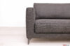 Lineare gepolsterte Armlehne eines modernen Sofas