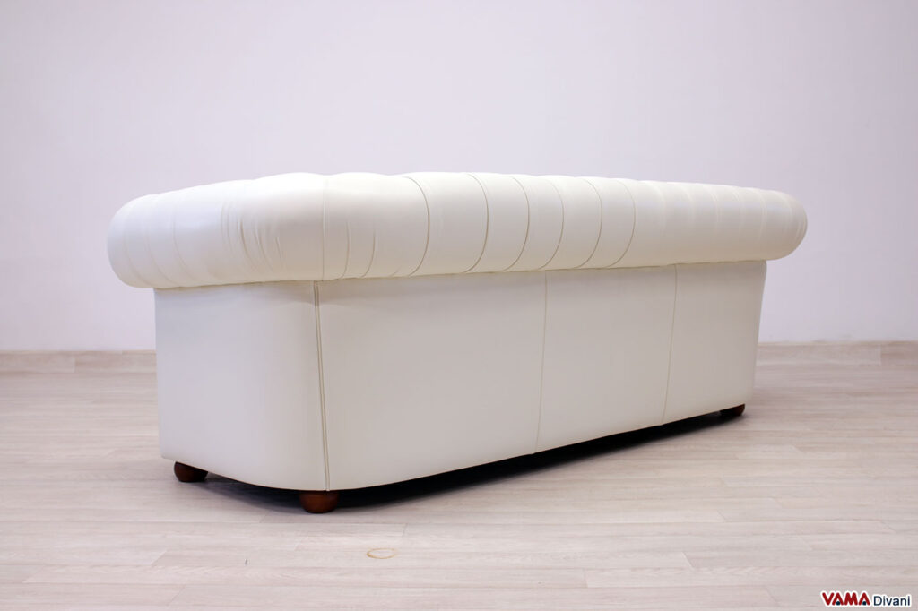 Weißes Chester-Sofa von hinten gesehen