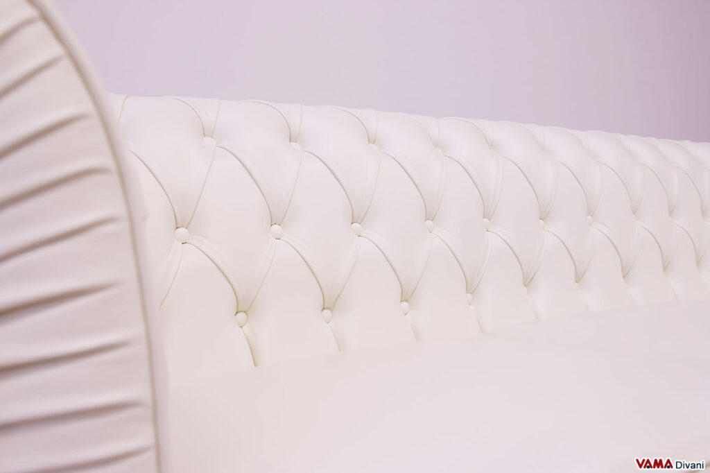 Capitonné-Rückseite eines weißen Chesterfield-Sofas