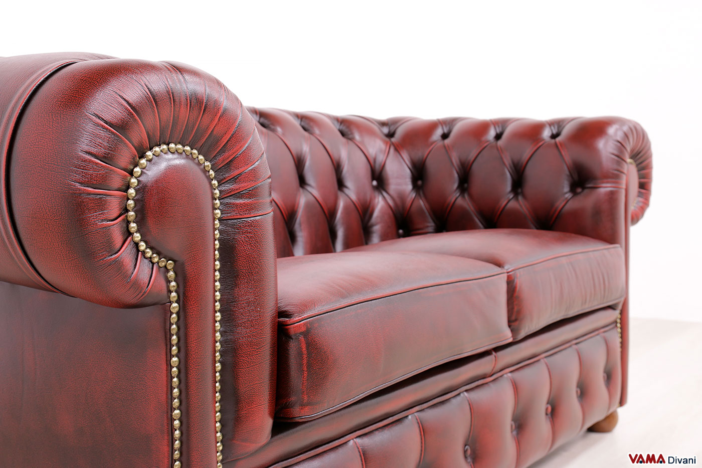 Chester 2-Sitzer Sofa Nietenarmlehne rot