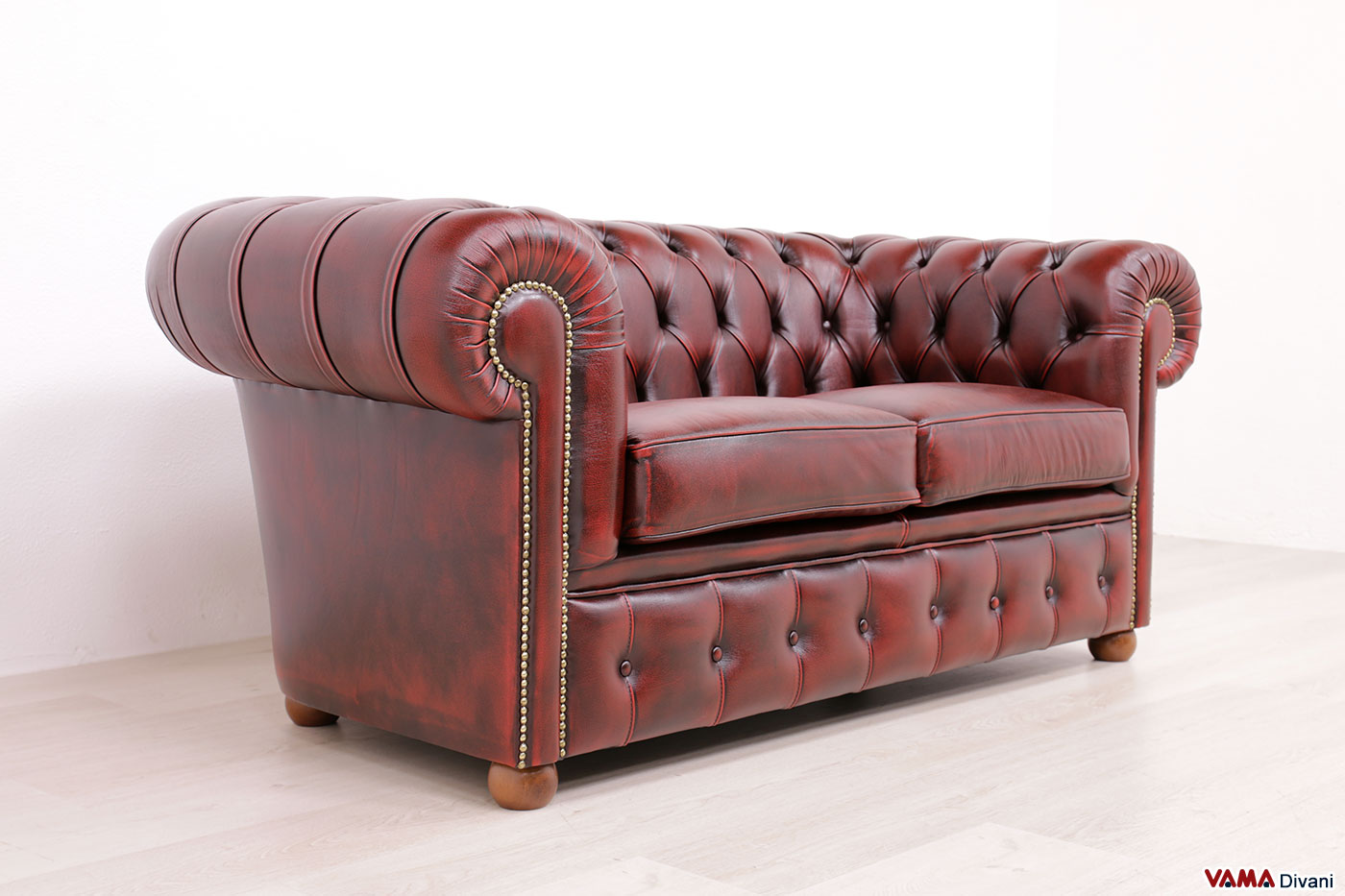 Vintage rotes Chester 2-Sitzer Sofa mit Nieten