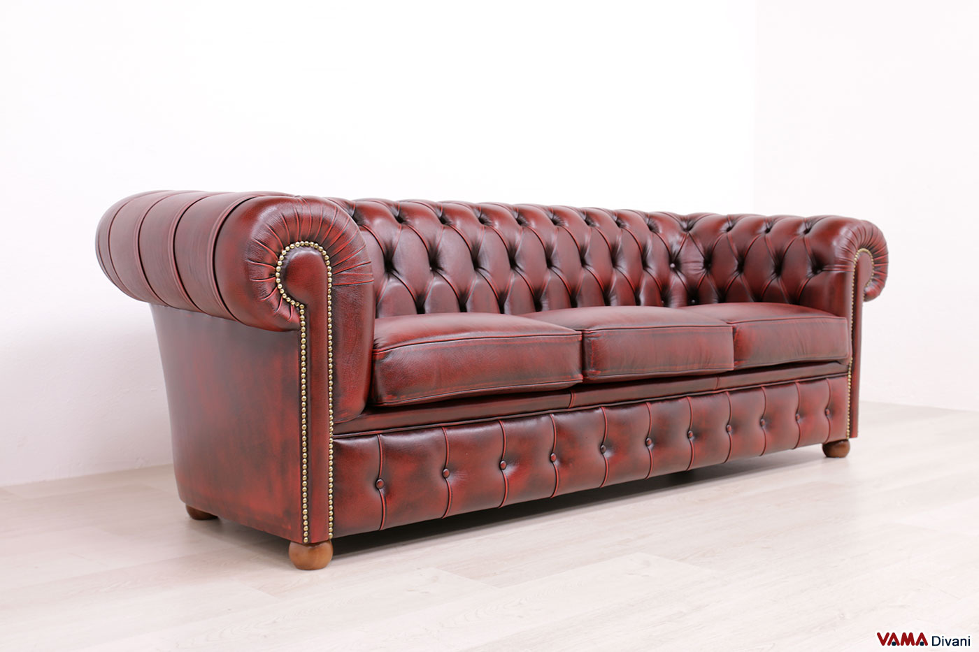 Vintage Chester Sofa mit vermessingten Nieten 3 Sitzer