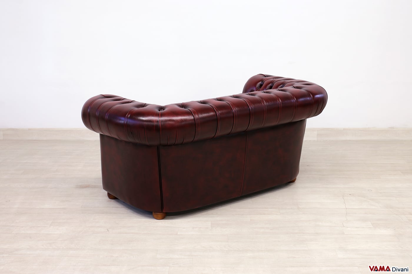 Rückansicht des roten Chesterfield Sofas 165 cm