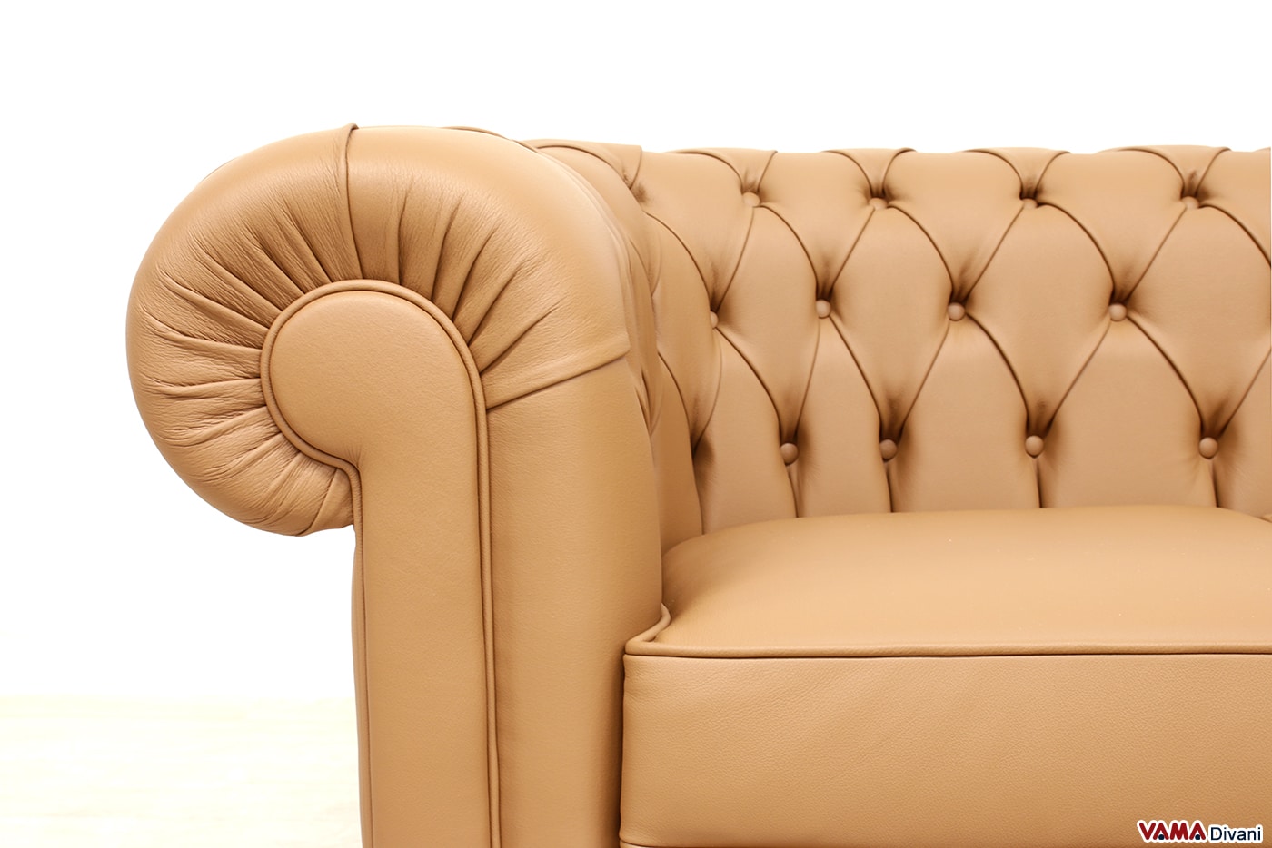Nahaufnahme der Armlehne des braunen Chesterfield Sofas