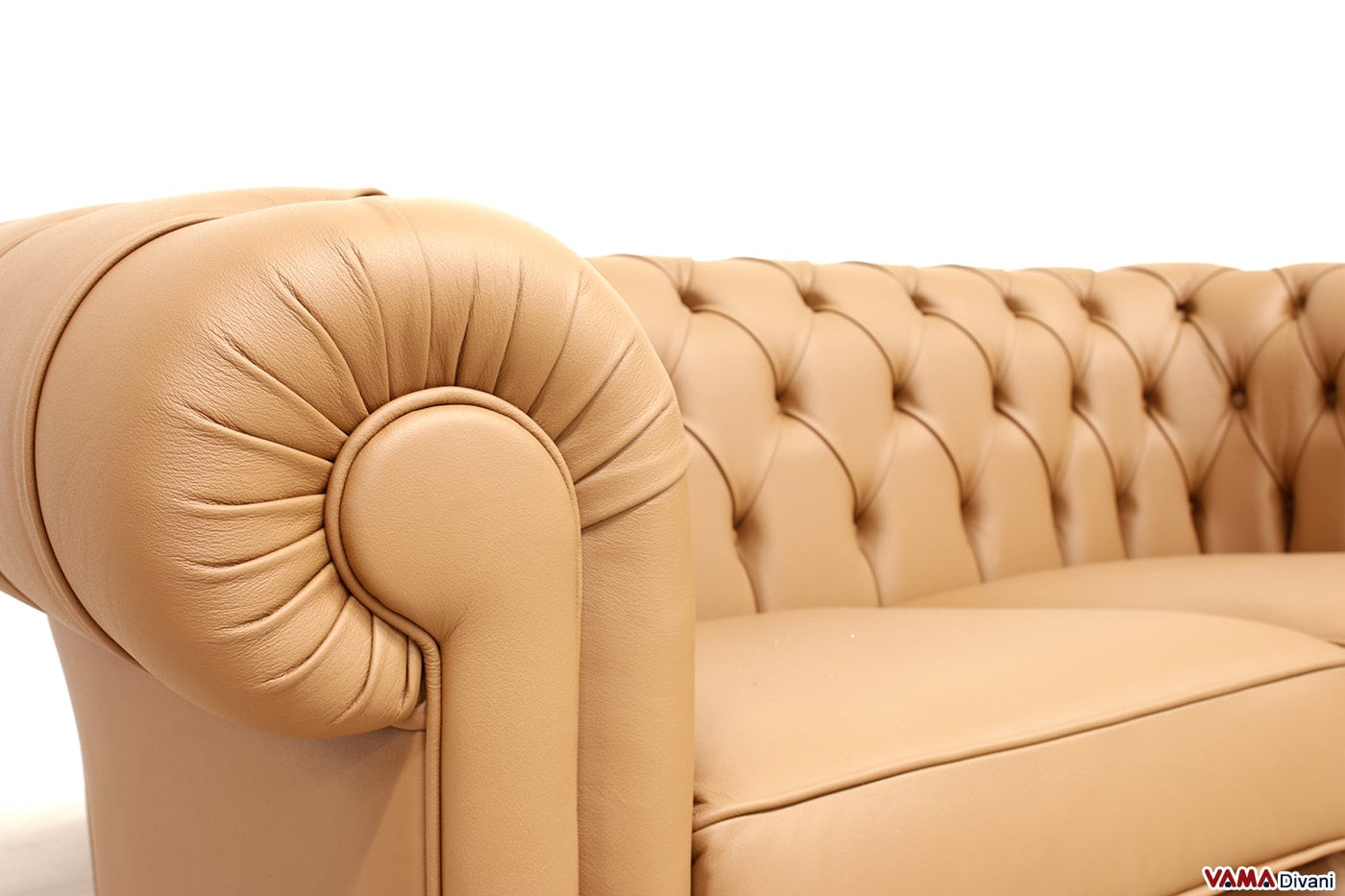 Nahaufnahme der Lederarmlehne des Chesterfield Sofas
