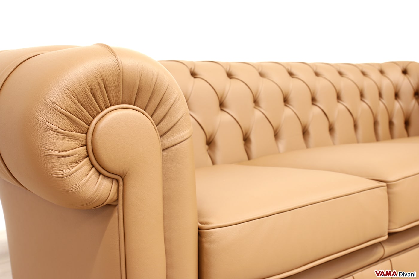 Detail der Armlehne des 3-Sitzer Chesterfield Sofas in Karamellbraun