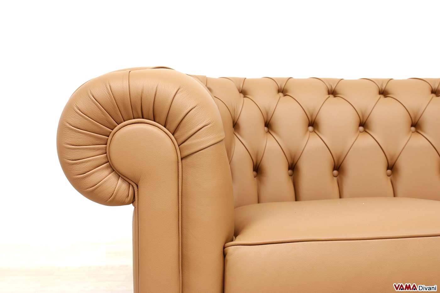 Detail der Armlehne des 2-Sitzer Chesterfield Sofas in Karamellbraun