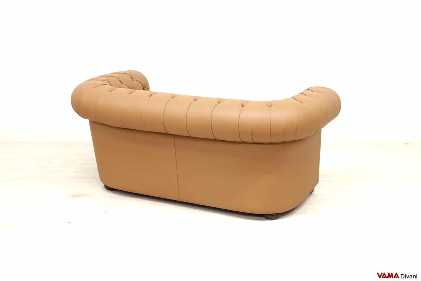 Rückansicht des 2-Sitzer Chesterfield Sofas aus karamellbraunem Leder