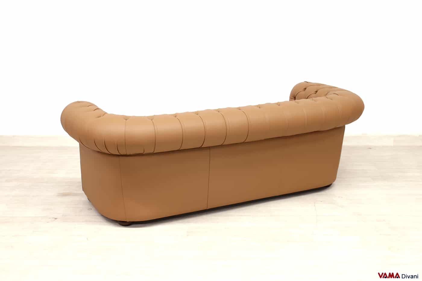 Rückansicht des 3-Sitzer Chesterfield Sofas aus karamellbraunem Leder