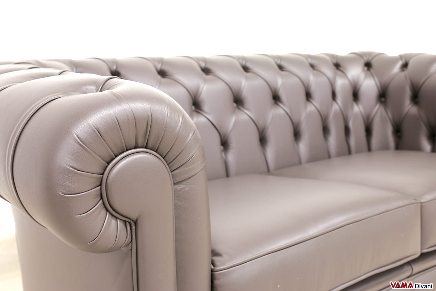 Detail der Armlehne und Sitzfläche des 2-Sitzer Chesterfield Sofas