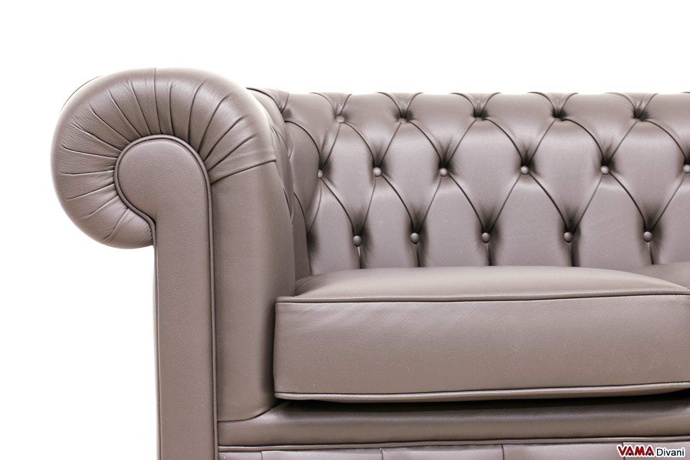 Detail der Chesterfield Armlehne aus braunem Leder
