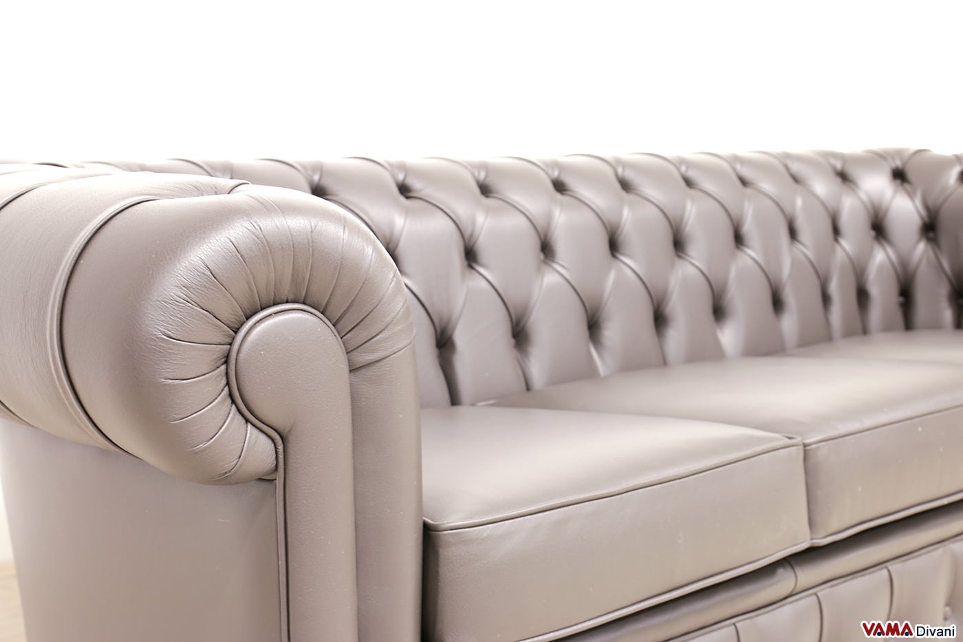 Armlehne des dunkelbraunen Chesterfield Schlafsofas
